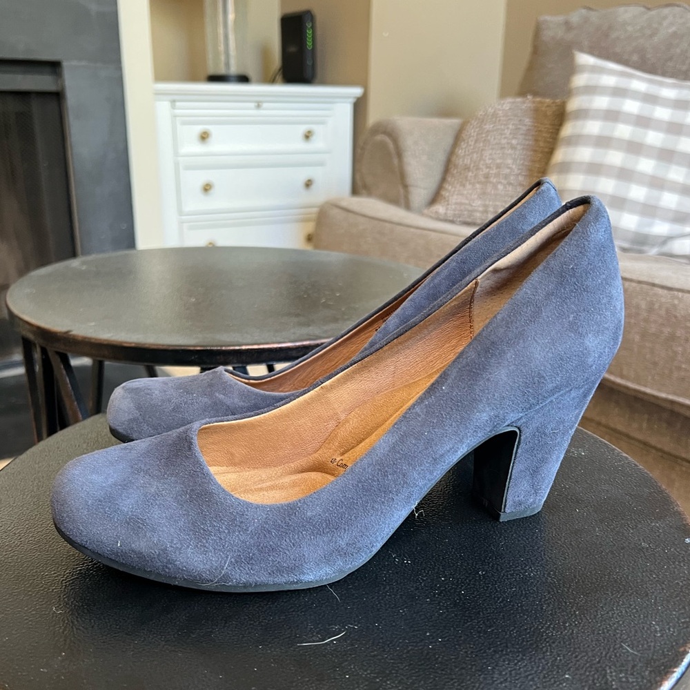 Sofft shoes Blue suede pumps, NEW never worn, size 9.5M